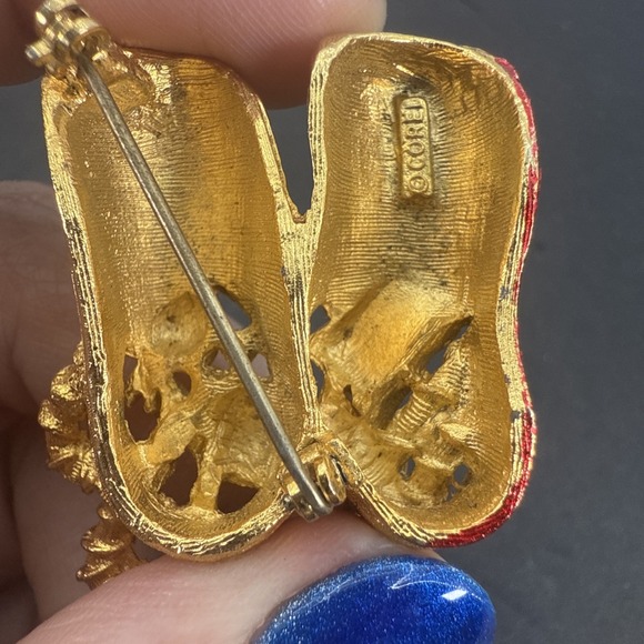 Christmas Slippers w Gifts Enamel COREL Vintage Gold Brooch Pin - Picture 12 of 14